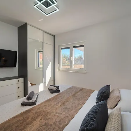 Koleus - Sea View & Pool Apartment Slatine